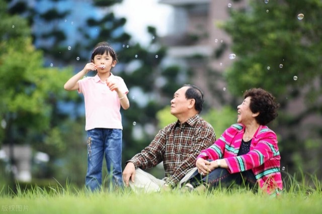 社会热点:隔代教育难题,爷爷奶奶如何与孙辈沟通? 社会热点:隔代教育难题,爷爷奶奶如何与孙辈沟通?