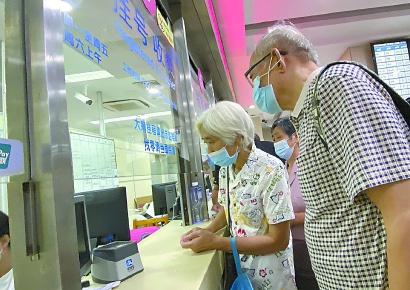 独自就医的艰难跋涉:孤独老人的医疗困境 独自就医的艰难跋涉:孤独老人的医疗困境