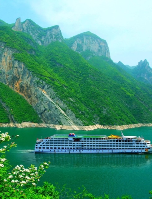 三峡寻幽:山水画卷中的诗意航行 三峡寻幽:山水画卷中的诗意航行