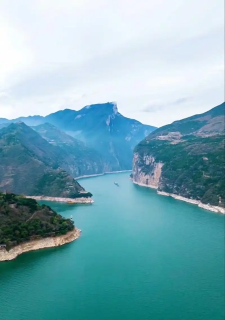 三峡寻幽:山水画卷中的诗意航行 三峡寻幽:山水画卷中的诗意航行