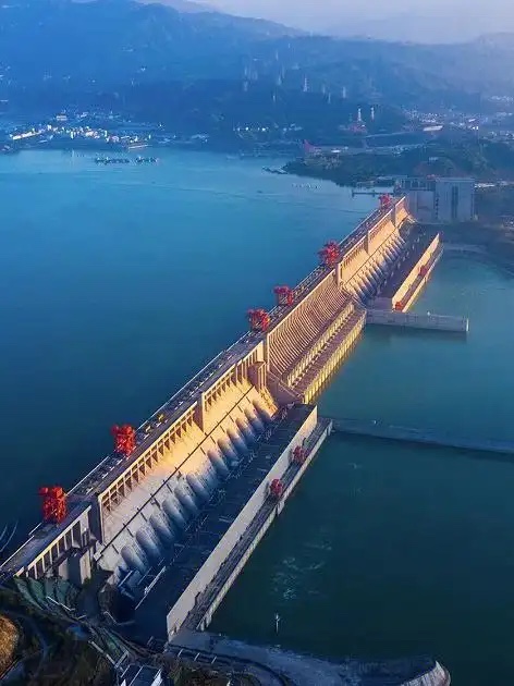 三峡寻幽:山水画卷中的诗意航行 三峡寻幽:山水画卷中的诗意航行