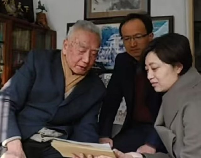 蜂产品与健康:百岁蜂学教授龚一飞的健康箴言 蜂产品与健康:百岁蜂学教授龚一飞的健康箴言