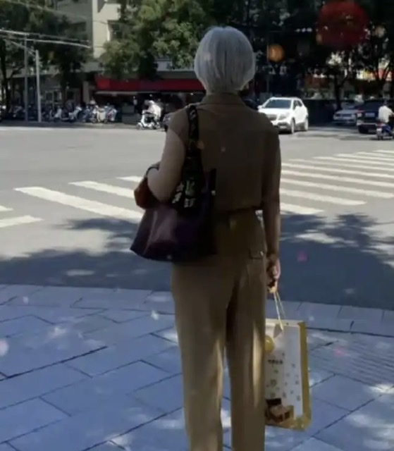 记者银发耳:穿过半生烟火,奔赴自己的“星辰大海”。 记者银发耳:穿过半生烟火,奔赴自己的“星辰大海”。