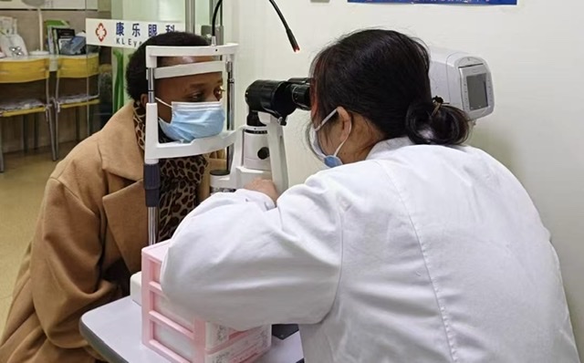 配老花镜如何选:深入剖析眼科门诊和眼镜店 配老花镜如何选:深入剖析眼科门诊和眼镜店