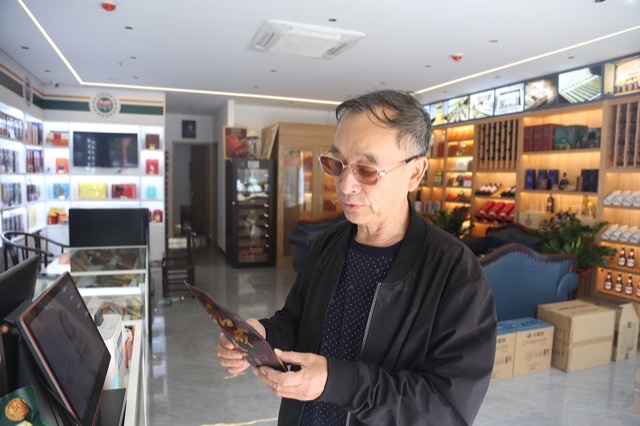 配老花镜如何选:深入剖析眼科门诊和眼镜店 配老花镜如何选:深入剖析眼科门诊和眼镜店
