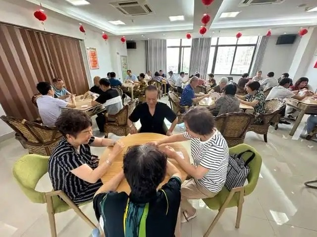 夕阳下的温暖社群:老年朋友圈的多彩生活 夕阳下的温暖社群:老年朋友圈的多彩生活