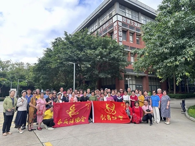 红歌奏响 体验非凡——红歌合唱队走进思健 红歌奏响 体验非凡——红歌合唱队走进思健