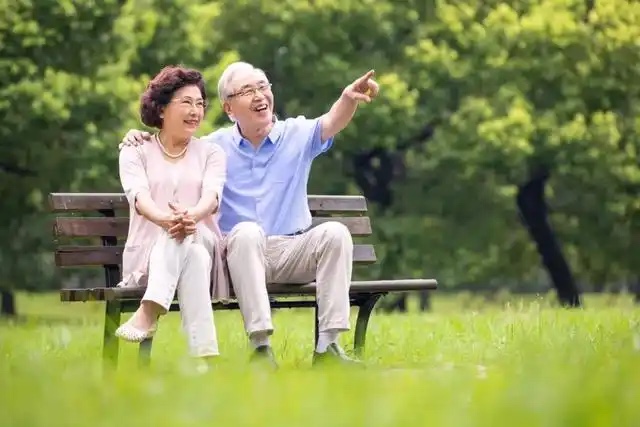 健康、余额与老伴:老年幸福的“铁三角” 健康、余额与老伴:老年幸福的“铁三角”