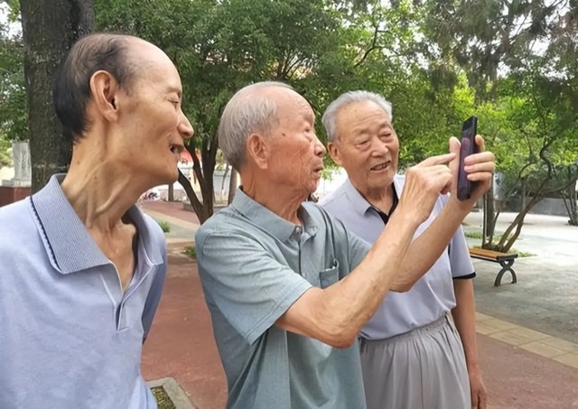 短视频“银发迷局”:老年人为何越刷越停不下来?破局之道在这 短视频“银发迷局”:老年人为何越刷越停不下来?破局之道在这
