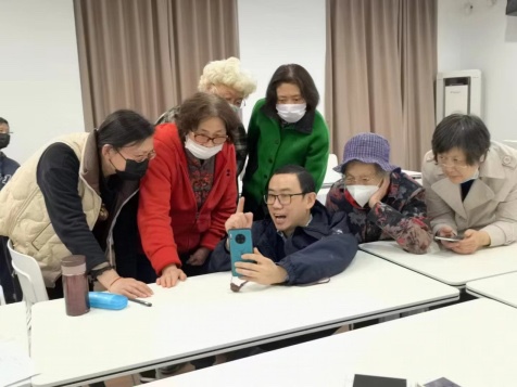 短视频“银发迷局”:老年人为何越刷越停不下来?破局之道在这 短视频“银发迷局”:老年人为何越刷越停不下来?破局之道在这
