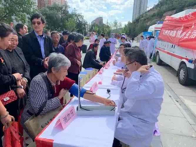 医心向老,情暖银龄:医师节里的老年健康守护 医心向老,情暖银龄:医师节里的老年健康守护