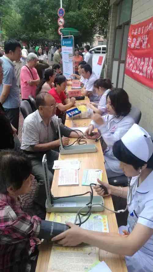 医心向老,情暖银龄:医师节里的老年健康守护 医心向老,情暖银龄:医师节里的老年健康守护