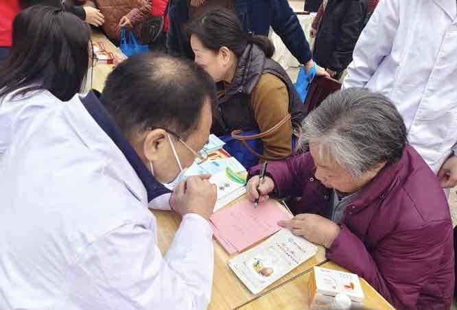 医心向老,情暖银龄:医师节里的老年健康守护 医心向老,情暖银龄:医师节里的老年健康守护