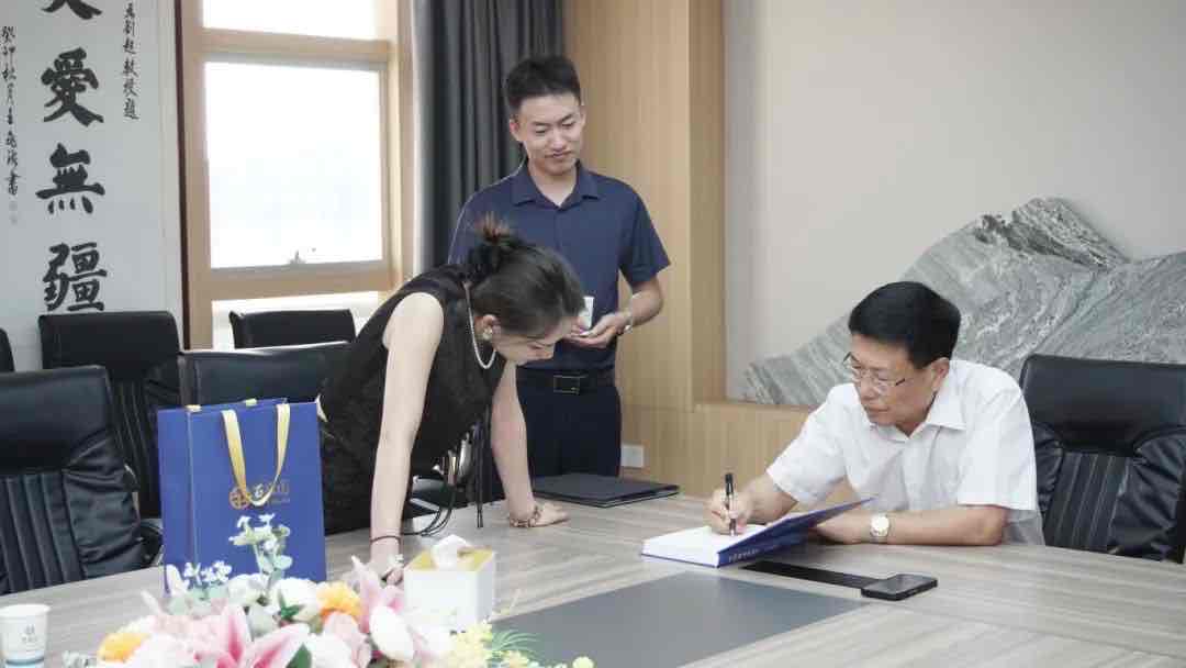 百岁园携手中央广播电视总台文创中心中视元创,共筑健康中国新篇 百岁园携手中央广播电视总台文创中心中视元创,共筑健康中国新篇