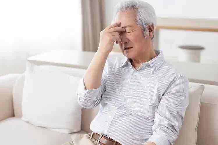 老年人偏头痛:这些“想当然”的误区,可能拖垮你的健康 老年人偏头痛:这些“想当然”的误区,可能拖垮你的健康