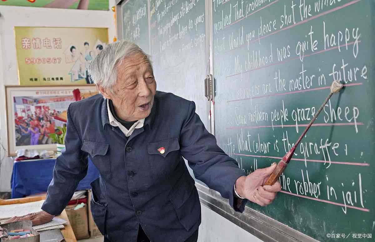 师者如烛,晚照亦暖:致敬老教师与他们的健康守护 师者如烛,晚照亦暖:致敬老教师与他们的健康守护