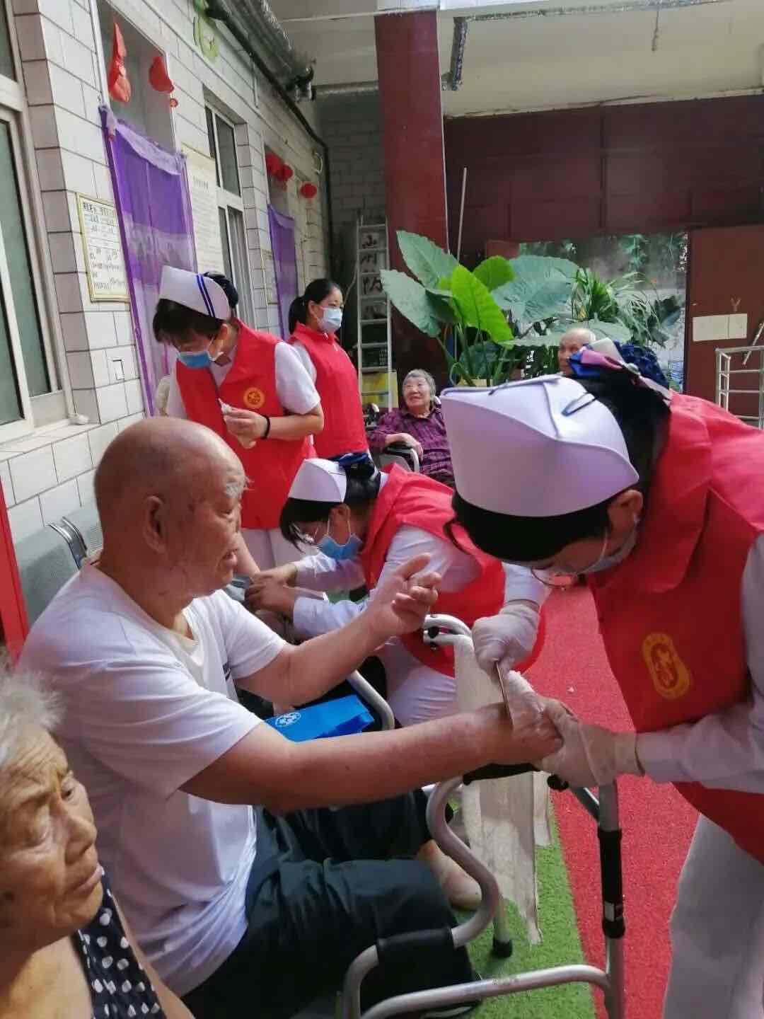 中西医协同护夕阳:中医为老年健康画“同心圆” 中西医协同护夕阳:中医为老年健康画“同心圆”