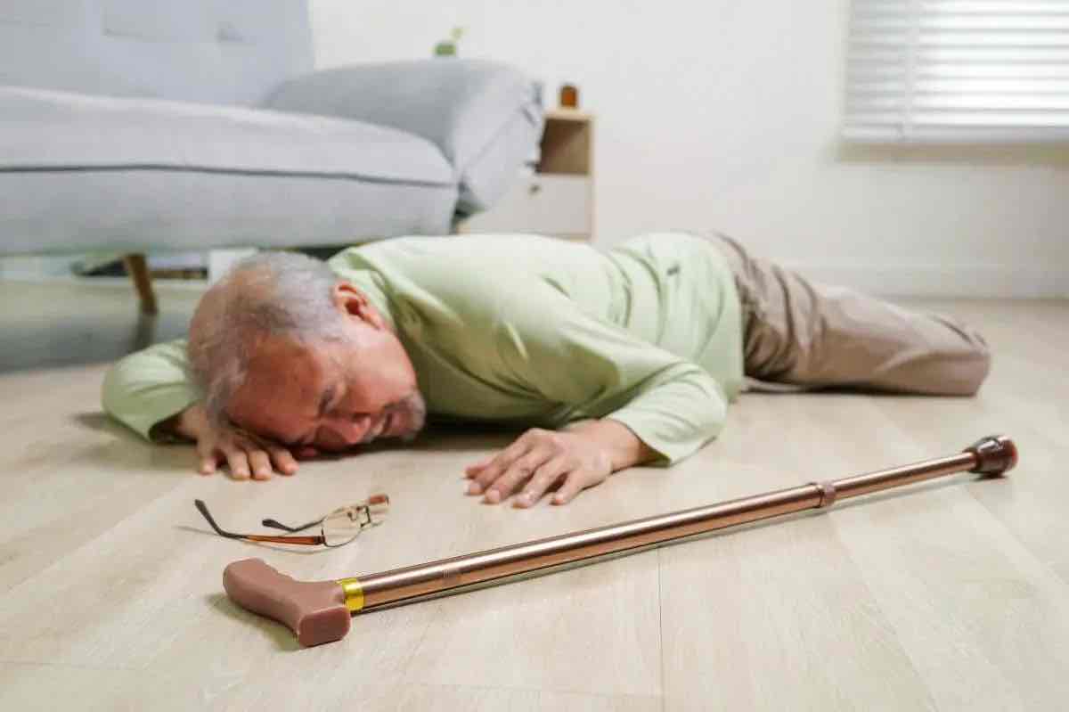 别让一跤“摔碎”晚年:读懂老人摔倒背后的生死考验 别让一跤“摔碎”晚年:读懂老人摔倒背后的生死考验