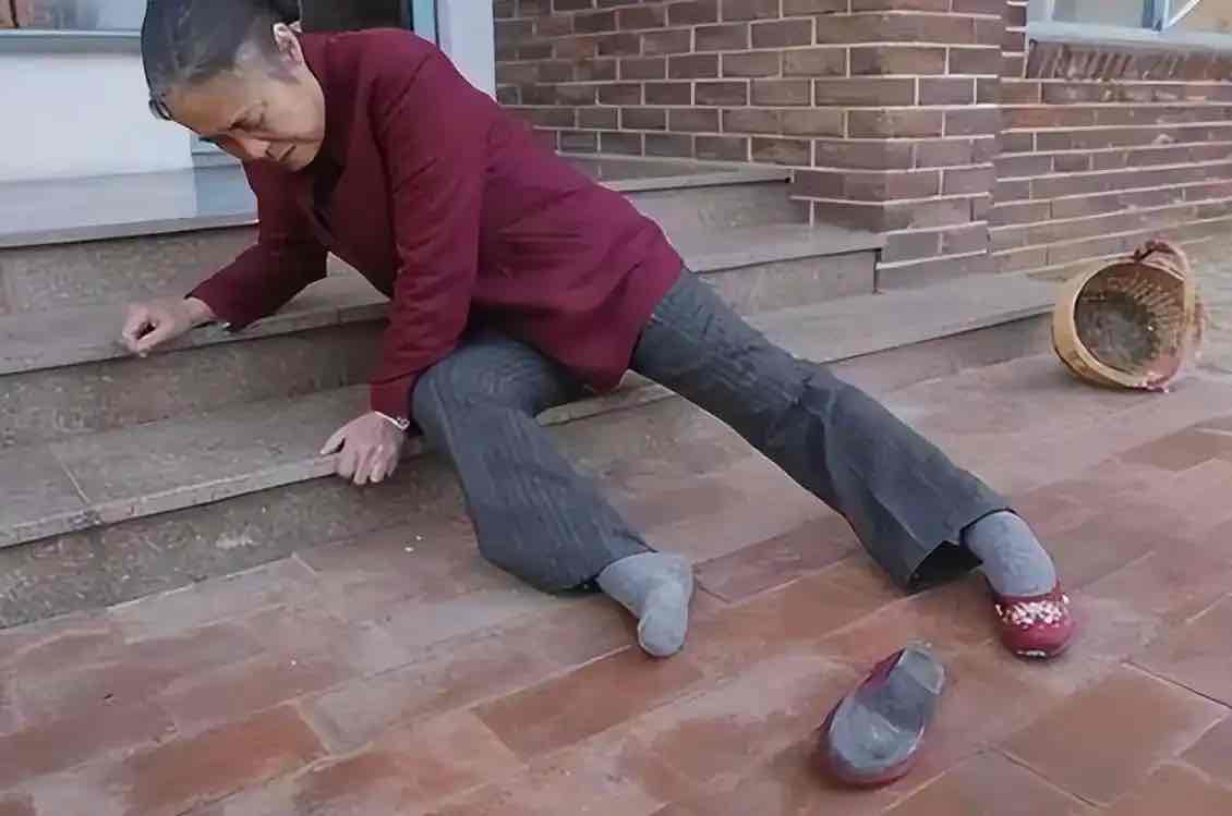 别让一跤“摔碎”晚年:读懂老人摔倒背后的生死考验 别让一跤“摔碎”晚年:读懂老人摔倒背后的生死考验