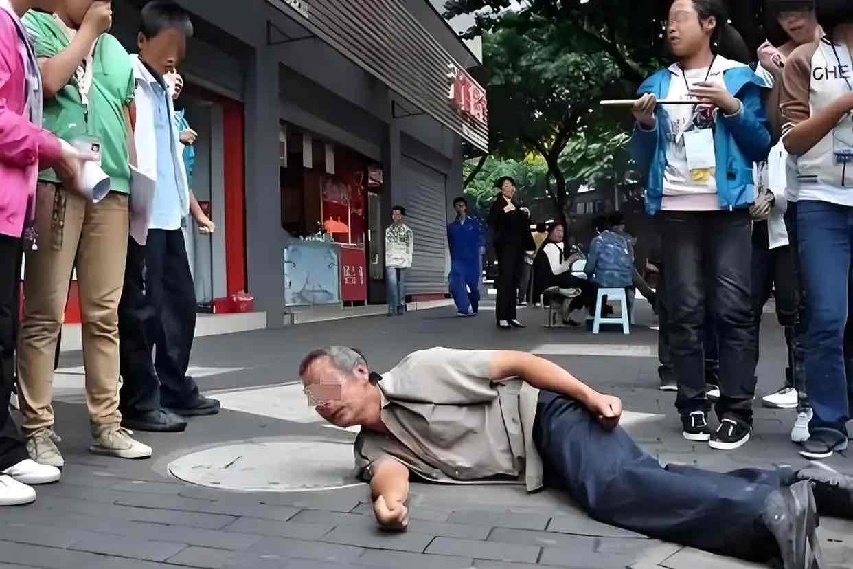 秦淮河畔的“扶老”温情:从纠结到安心的温暖转变 秦淮河畔的“扶老”温情:从纠结到安心的温暖转变