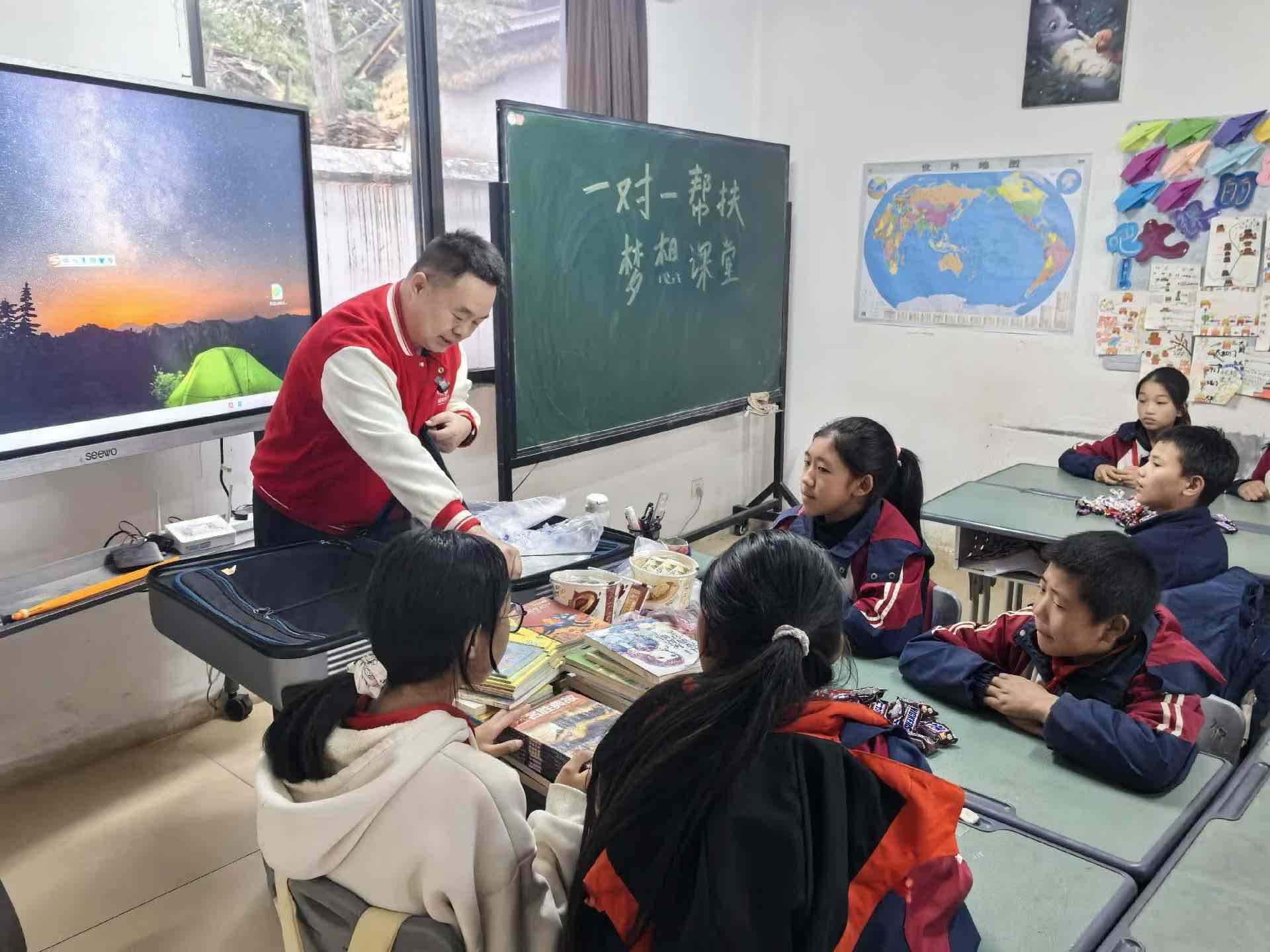 张广轩:踏遍凉山路,把“冠羚温度”种进孩子心里 张广轩:踏遍凉山路,把“冠羚温度”种进孩子心里