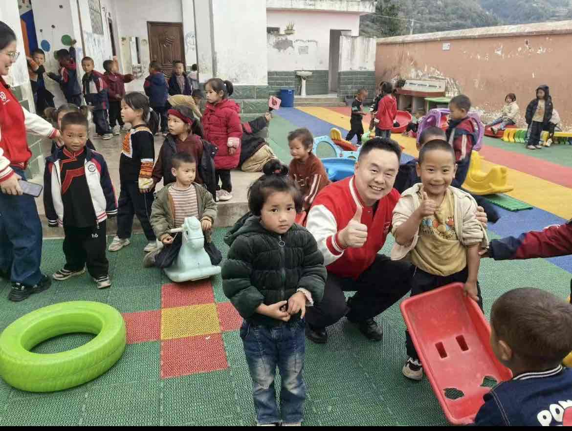 张广轩:踏遍凉山路,把“冠羚温度”种进孩子心里 张广轩:踏遍凉山路,把“冠羚温度”种进孩子心里