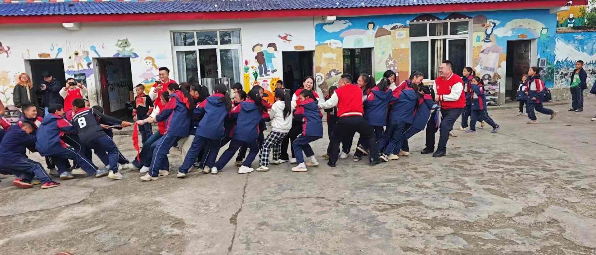 张广轩:踏遍凉山路,把“冠羚温度”种进孩子心里 张广轩:踏遍凉山路,把“冠羚温度”种进孩子心里