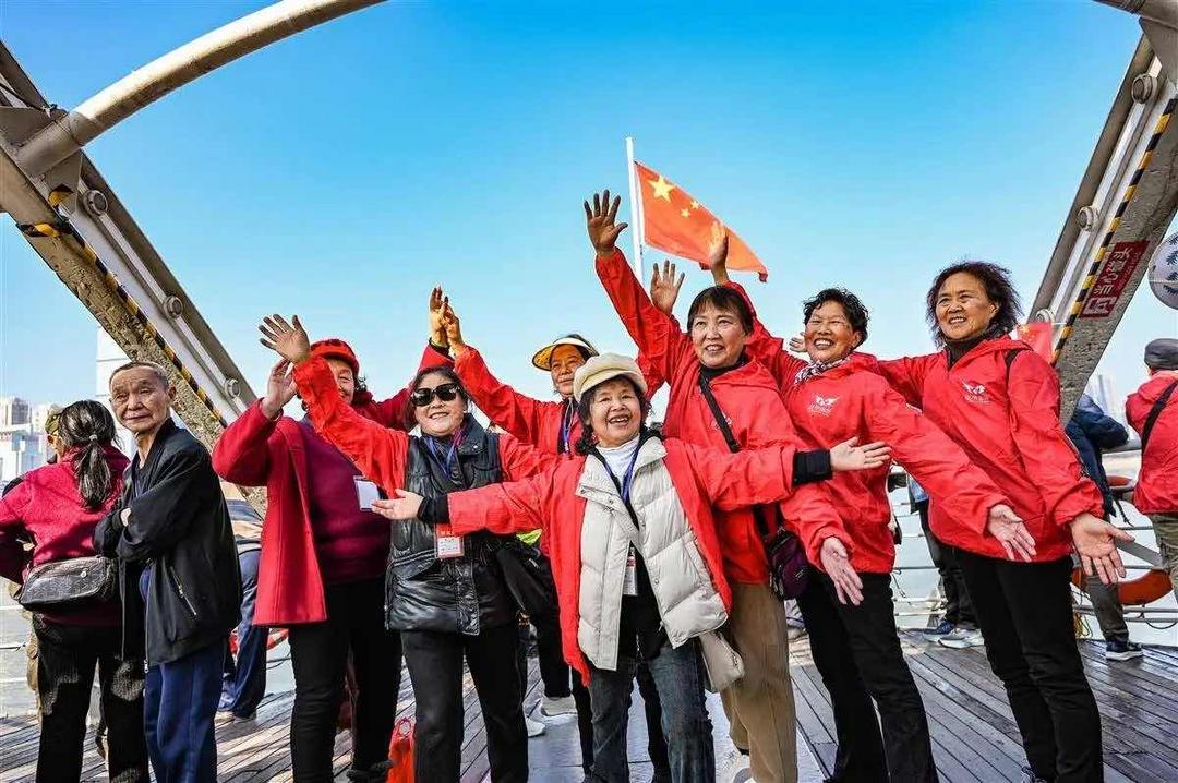 走出家门看世界:中老年旅游,把健康揣进行囊 走出家门看世界:中老年旅游,把健康揣进行囊