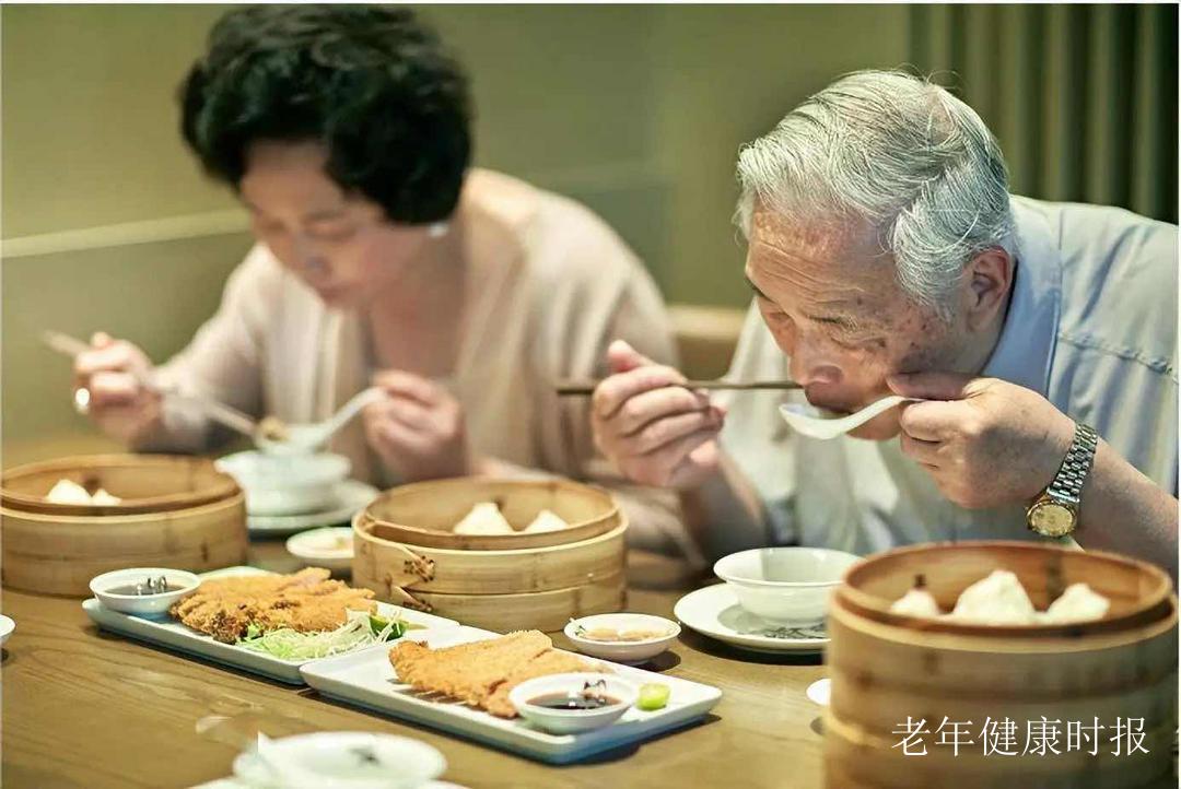 别忽视吃饭的小改变!老年人读懂这些信号,吃得健康、活得舒心 别忽视吃饭的小改变!老年人读懂这些信号,吃得健康、活得舒心