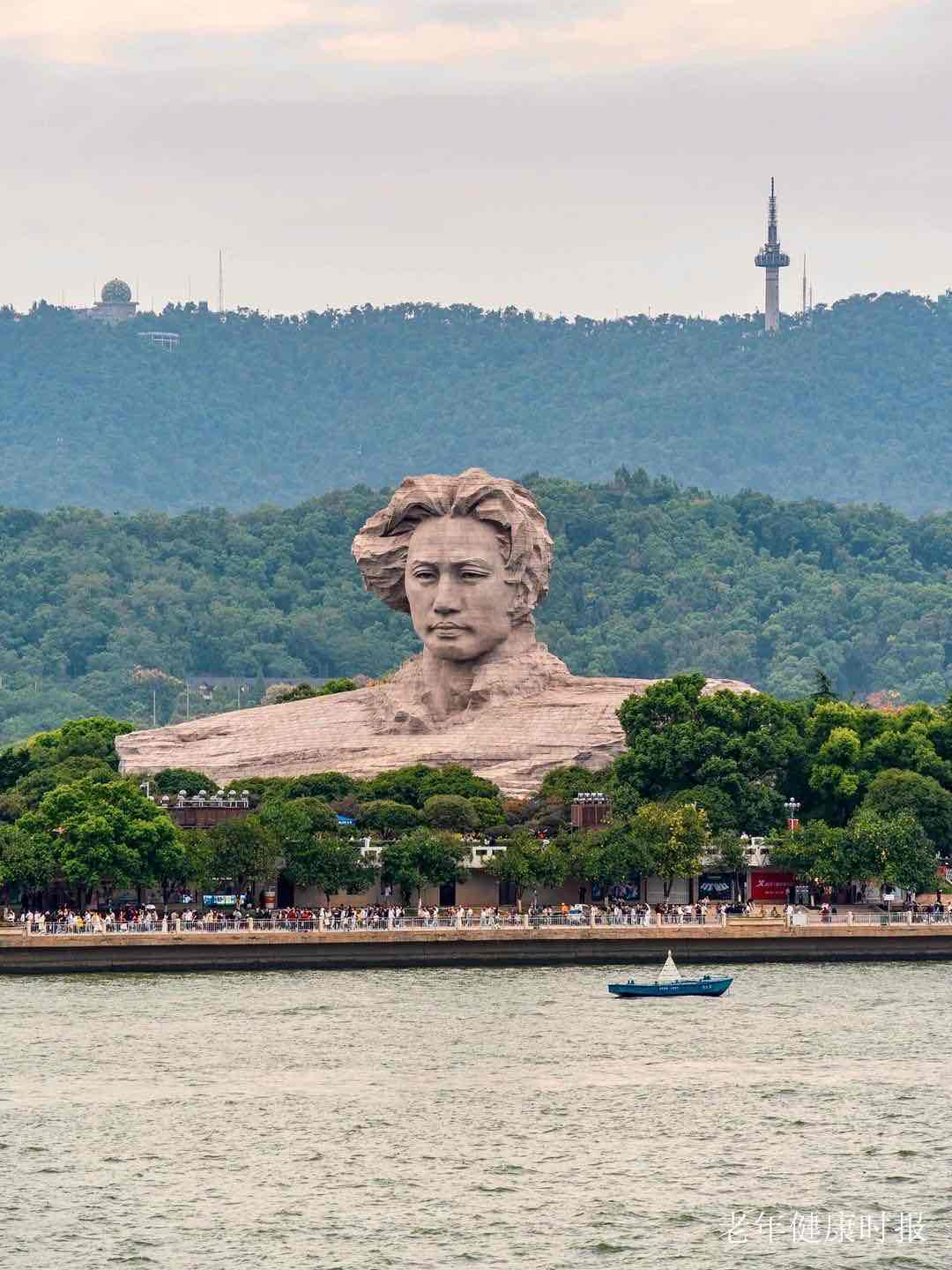 慢游长沙:给长辈的舒适之旅,藏着山水与烟火的温柔 慢游长沙:给长辈的舒适之旅,藏着山水与烟火的温柔