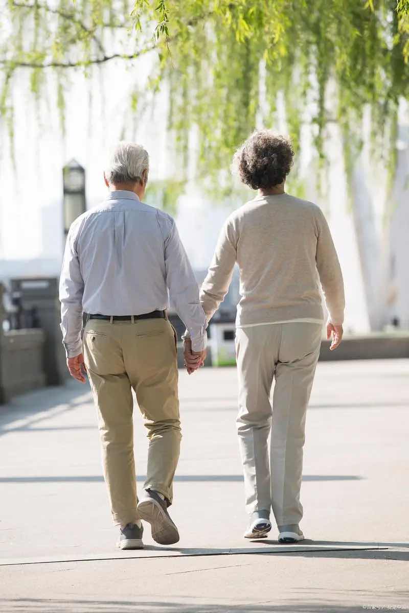 别让散步伤了身!医生提醒:70岁老人这6个时间点千万别出门走 别让散步伤了身!医生提醒:70岁老人这6个时间点千万别出门走