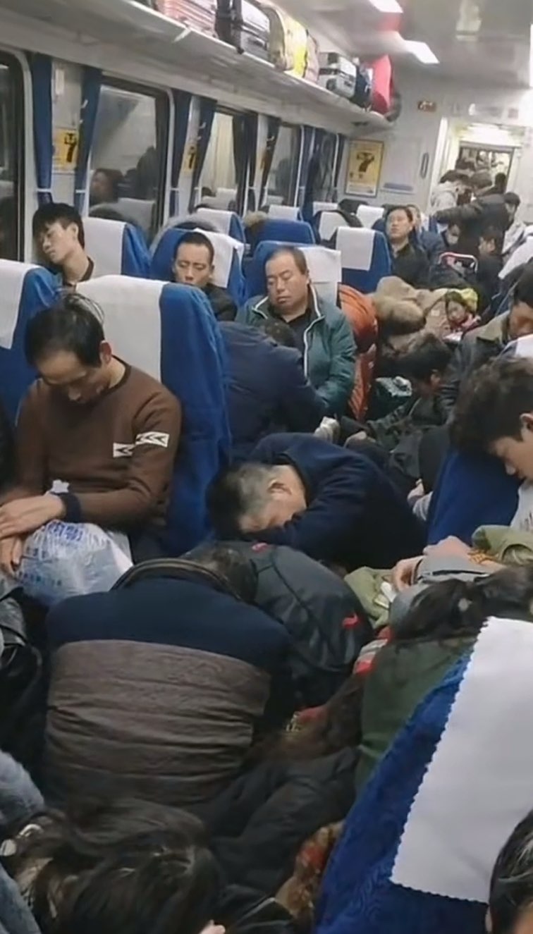 父母在,人生尚有来处!读懂中年人独行返乡的深情 父母在,人生尚有来处!读懂中年人独行返乡的深情