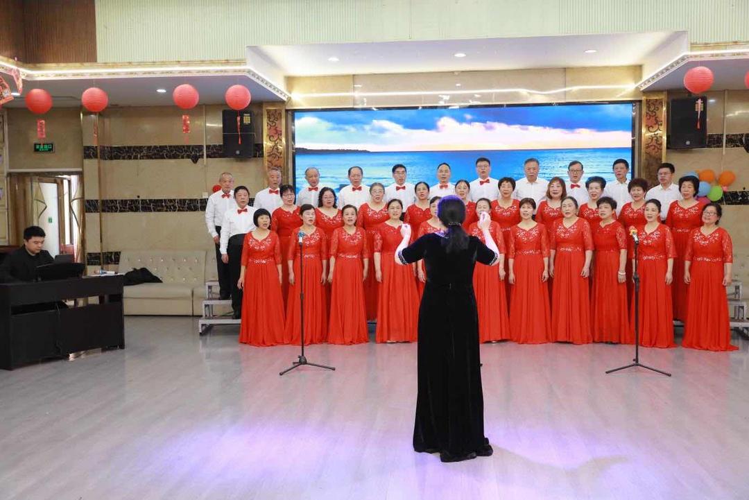 ����֮�֣�һȺ�������˵������ϳ�