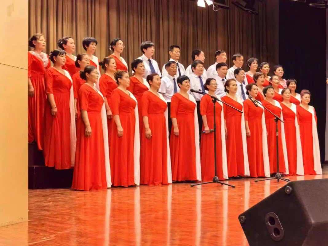 ����֮�֣�һȺ�������˵������ϳ�